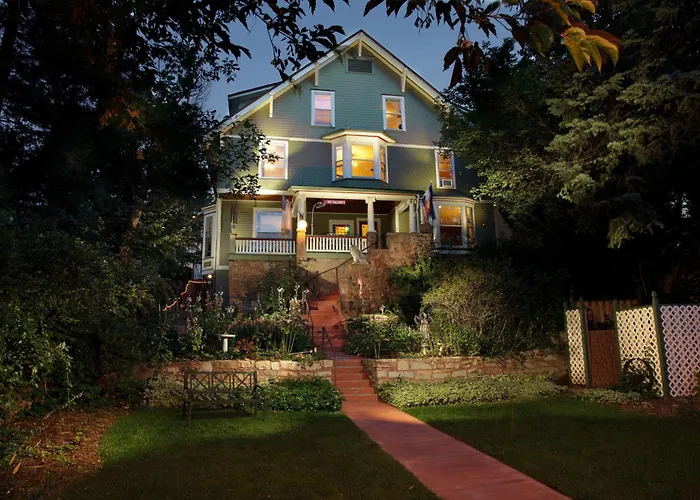 Hotel with pool: Avenue Hotel Bed And Breakfast