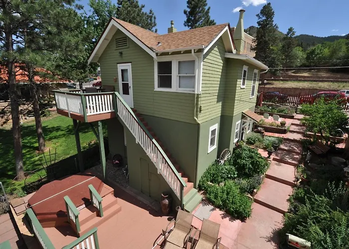 Hotel with pool: Avenue Hotel Bed And Breakfast